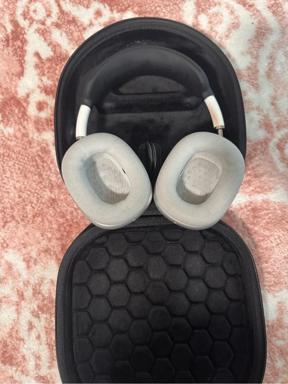 Apple AirPod max. Silver. Used.